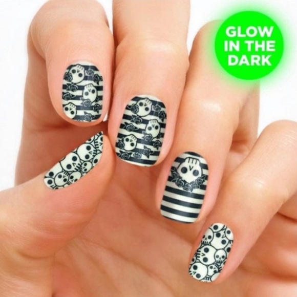 *Retired, HTF* Color Street: Literally Dead | Halloween Glow in the Dark Skulls - Picture 5 of 6